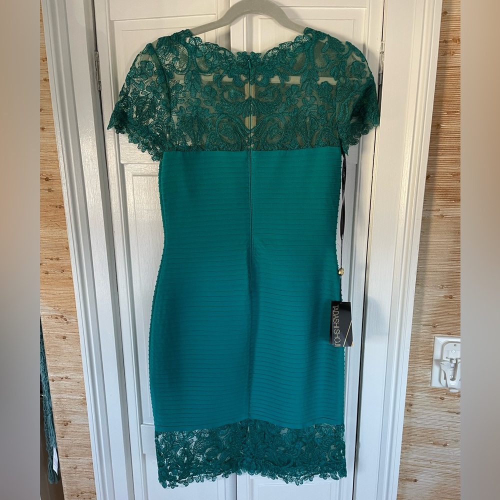 Gorgeous Tadashi Shoji emerald green/ aqua blue medium ,probably fits like an 8